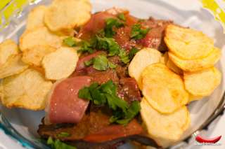 Fígado de boi acebolado, salada, batatas cozidas e fritas